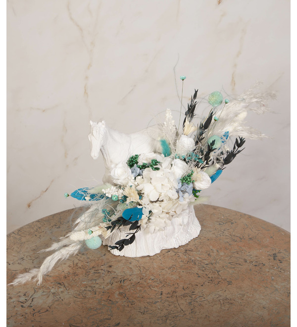 Композиция из стабилизированных цветов и сухоцветов Лошадь на скале – фото № 1