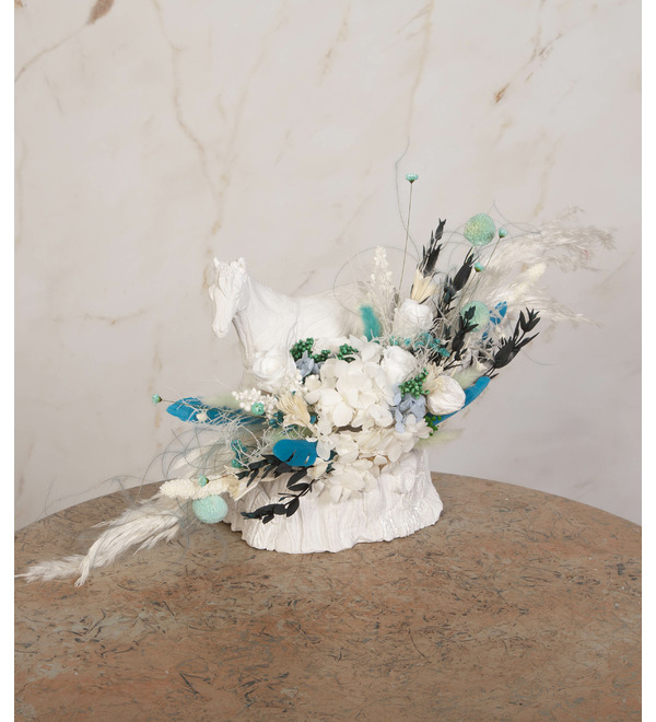 Композиция из стабилизированных цветов и сухоцветов Лошадь на скале – фото № 4