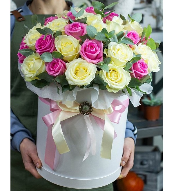 Шляпная коробка из 45 белых и розовых роз LF66 PLA – фото № 1
