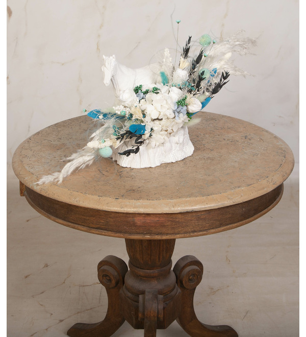 Композиция из стабилизированных цветов и сухоцветов Лошадь на скале – фото № 3