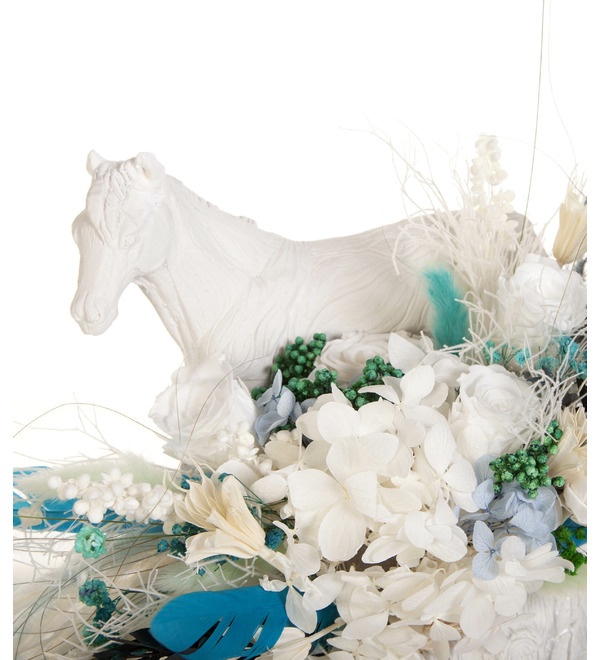 Композиция из стабилизированных цветов и сухоцветов Лошадь на скале – фото № 2