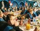 рекордмены наслаждались аппетитными яствами...