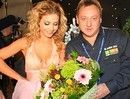 Тина Кароль и сотрудник службы доставки AMF Алексей Сирант