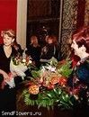 после церемонии лауреатки  увлеченно общались...