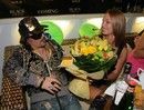 Богдан Титомир в окружении красоты