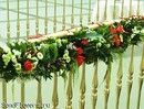 фрагмент цветочной гирлянды  на перилах лестницы