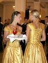 модели в золотых платьях угощали гостей коктейлями