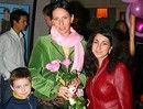 Алика Смехова с сыном и менеджер AMF Стелла Погосова