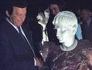 Иосиф Кобзон внимательно разглядывал  подаренный ему шоколадный бюст Цезаря...
