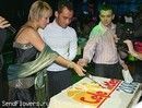огромный торт "CELEBRITIES 2006" разрезали Катя Лель и Юрий Титов