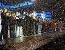 гала-концерт окончился золотым дождем