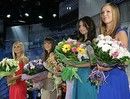 ...девушки получали подарки от спонсоров конкурса...