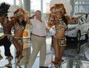 гости охотно веселились вместе с экзотичными танцорами