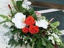 композиция из антуриумов, роз, орхидей и дельфиниума