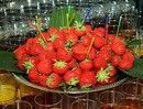 ...наслаждались клубничным фуршетом