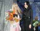Мисс Грация получила денежный приз из рук Красы России 2005 Юлии Ивановой