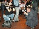 каждый шаг титулованных "селебритис" фиксировался огромным количеством фотокамер