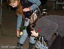...самые изобретательные девушки  украшали цветами свои наряды