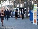 ...гости рассматривали и приобретали ценности  для избранных, между делом демонстрируя  друг другу изысканные праздничные туалеты