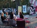дамы обсуждали последние светские новости...