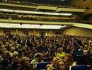 в зале был полный аншлаг  еще за час до начала шоу