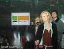 обделенные эксклюзивным бельем зрительницы  с любопытством смотрели на сцену...