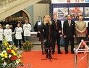 огромные цветочные композиции украсили сцену