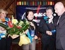 ...наградила победительницу конкурса...