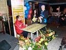 в перерывах между трапезой и танцами  гости интересовались цветами