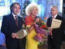 Лайма Вайкуле с букетом от "AMF - международная сеть доставки цветов"