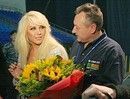 в отсутвие Николая Баскова Таисия Повалий общалась... с цветами