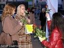 каждая гостья показа получала в подарок  шикарные красные розы от AMF...