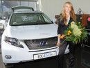 главные герои "зажигательных выходных" с букетом от AMF