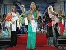 начало звездной жизни: проход победительниц по красной ковровой дорожке...
