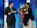 Нани Брегвадзе вручает Валерию Меладзе  букет от "АMF - международная сеть доставки цветов"